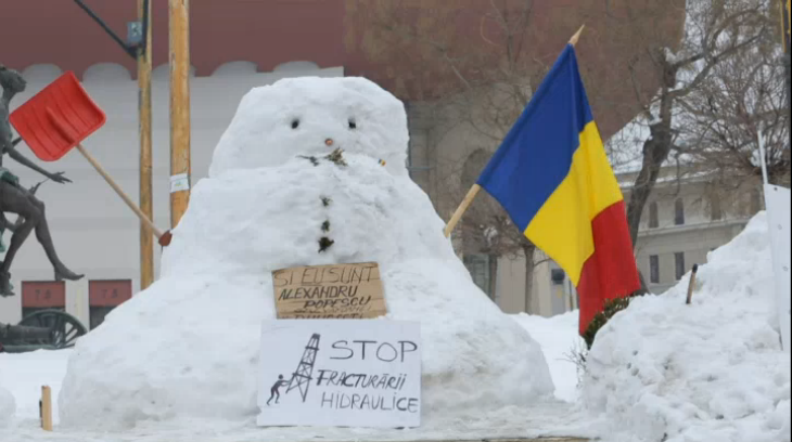 2014 02 18 romania pungesti we will die to save all of romania the capital anti protesting snow person