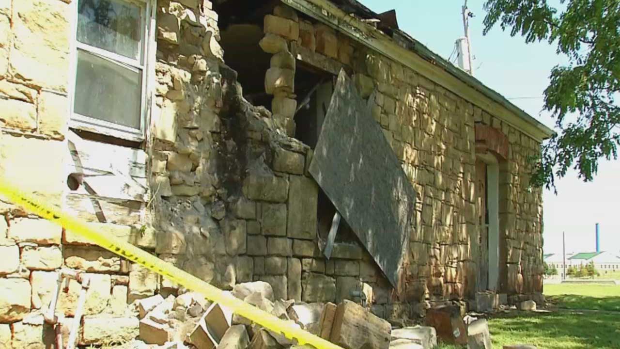 2016 09 03 5.6M Earthquake damages historic buidling, Pawnee Oklahoma, News9