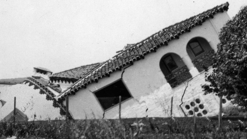 1933-03-10-home-destroyed-by-earth-slippage-in-san-clemente-after-massive-earthquake-that-killed-120-people-that-usgs-now-thinks-was-caused-by-oil-drilli