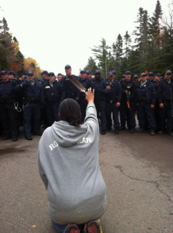 2013 10 17 RCMP line begin pepper spraying feather bearing Mi'kmaq screen_shot_2013-10-17_at_12.30.16_pm