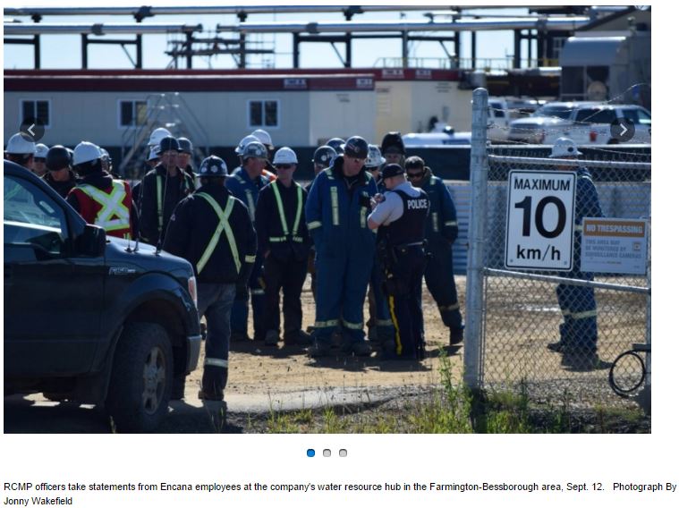 2016-09-12-jonny-wakefield-phot-rcmp-officers-interview-workers-at-encana-water-resource-hub-after-explosion-injured-a-worker