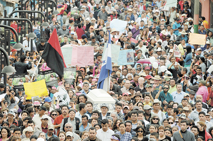 People attend the funeral of murdered indigenous activist Berta Caceres, in La Esperanza, 200 km northwest of Tegucigalpa, on March 5, 2016. Honduran indigenous activist Berta Caceres, a renowned environmentalist whose family has labeled her killing an assassination, was shot dead on March 3 at her home in La Esperanza. Caceres rose to prominence for leading the indigenous Lenca people in a struggle against a hydroelectric dam project that would have flooded large areas of native lands and cut off water supplies to hundreds. AFP PHOTO / ORLANDO SIERRA